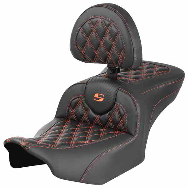 【並行輸入品】 サドルマン ロードソファ  シート - バックレスト付き - カーボンファイバー - ラティスステッチ - オレンジステッチ - FLTR/FLHX 23-24 823-07-206B3 08011789